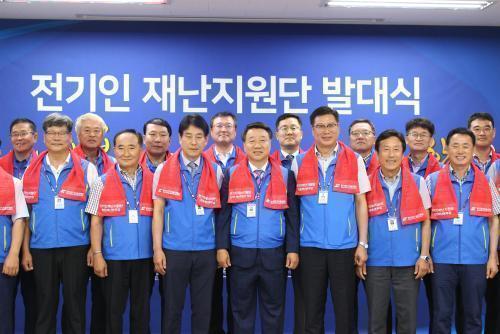 김선복 전기기술인협회장(앞줄 왼쪽 네번째)을 비롯한 전기인 재난지원단이 3일 발대식을 갖고 본격적인 활동을 시작한다.