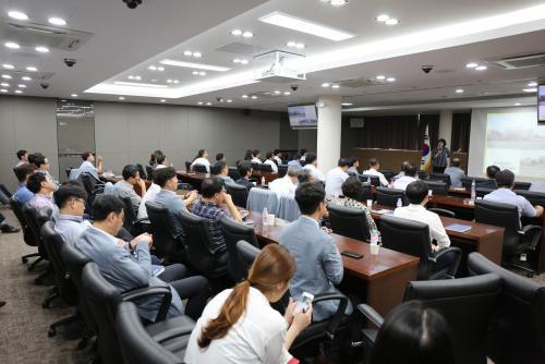 한국전기공사협회 임직원 100여명이 건전한 직장문화 구현을 위한 교육을 받고 있다.