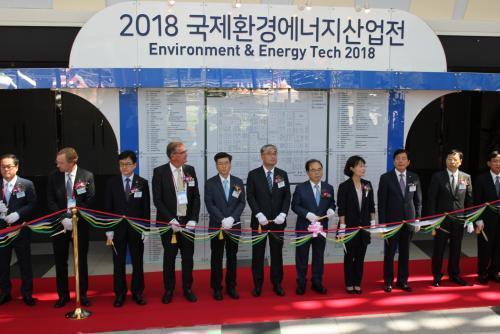 오거돈 부산시장 박민영 부산시의회의장 등이 참석한 가운데  제12회 국제환경·에너지산업전 개막식이 5일 열렸다