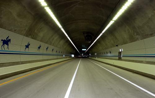 한국도로공사는 지난 4월 전국의 고속도로 터널 중 밝기 향상이 필요한 192곳을 선정해 장수명·고효율 LED 조명등으로 교체한다고 밝혔다. 사진은 최근 LED 등으로 교체돼 주행 쾌적성이 향상된 평택제천선 산척3터널.(사진제공=도로공사) 