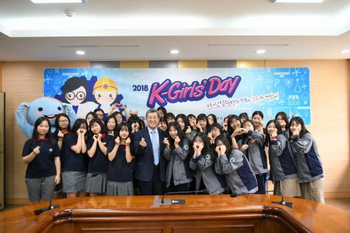 한국전기연구원은 6일 창원문성고와 구미전자공고 여학생 40명을 대상으로 차세대 여성 과학기술인 육성을 위한 ‘K-Girls’ Day’ 교육기부 프로그램을 진행했다.(사진제공=KERI)