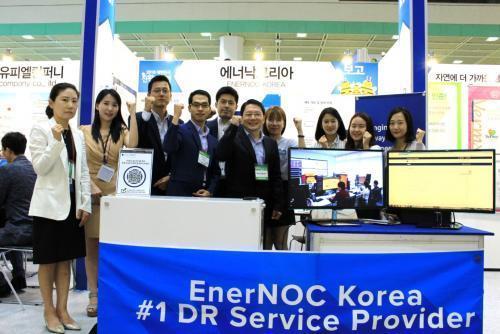 친환경 대전에 참가한 에너낙코리아의 김형민 대표(오른쪽애서 5번째)와 직원들이 힘차게 화이팅을 외치고 있다.