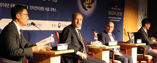 제14회 서울국제전력시장 컨퍼런스에서 에너지정책과 에너지신산업에 대해 발표한 전문가들이 토의를 하고 있다. 