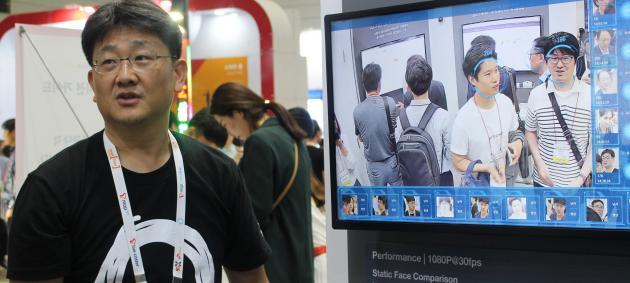 지난 12~14일 서울 코엑스에서 ‘2018 사물인터넷 국제 전시회'가 열렸다. 전시회에 참석한 SK 텔레콤 직원이 '엣지 카메라'기능을 선보이고 있다. '엣지 카메라'는 카메라에 AI 를 접목해 카메라에 담긴 사람들의 성별과 나이대 등을 바로 분석할 수 있다. 