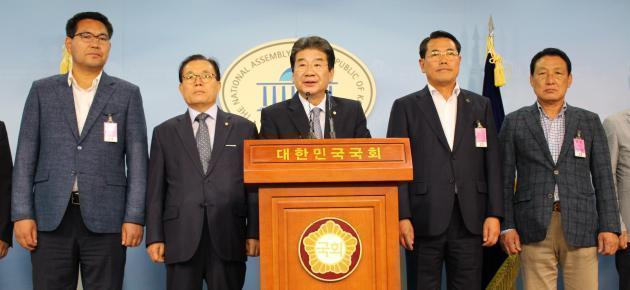 13일 국회 정론관에서 열린 기자회견에서 강석호 자유한국당 의원이 신한울 3·4호기 건설 이행을 촉구하고 있다.