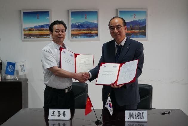 한국가스안전공사 정해덕 기술이사(오른쪽)와 중국 방원표지인증집단(CQM) 왕시춘 부사장(왼쪽)이 12일 중국 베이징에서 방폭기기에 대한 시험·인증과 관련한 협약을 체결했다. 