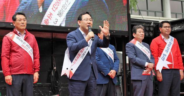 주호영 자유한국당 의원이 ‘울진군민총궐기대회’에서 정부의 에너지정책을 비판하는 연설을 하고 있다.