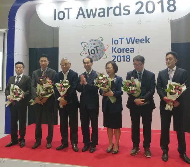 서정철 삼천리 안전기술담당 이사가 (왼쪽에서 두번째)가 2018 IoT Awards에서 과학기술정보통신부 장관상을 받았다.