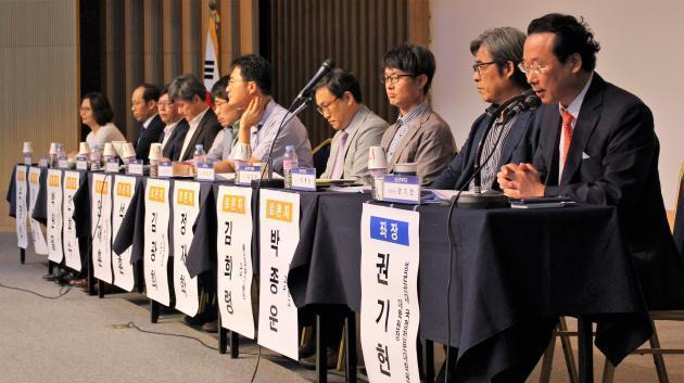 18일 서울 한국과학기술회관에서 원안위와 한국원자력안전기술원이 주최한 ‘원자력 안전기준 강화 종합대책 수립을 위한 2차 공청회’에서 패널들이 토론을 벌이고 있다.