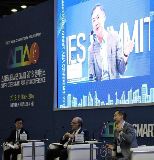 WSCW 기간 중 합동으로 열린 ‘스마트시티 서밋 아시아 2018’에서 최귀남 델 EMC 상무(맨 오른쪽)을 비롯한 국내외 스마트시티 전문가들이 토론을 진행하고 있다.