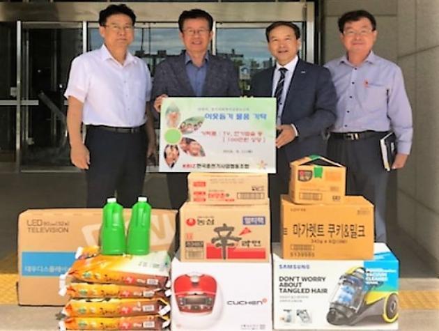 유신하 한국중전기사업협동조합 이사장(오른쪽 2번째)를 비롯해 조합 임직원은 11일 안양시 조손가정 4곳에 100만원 상당의 물품을 전달했다.