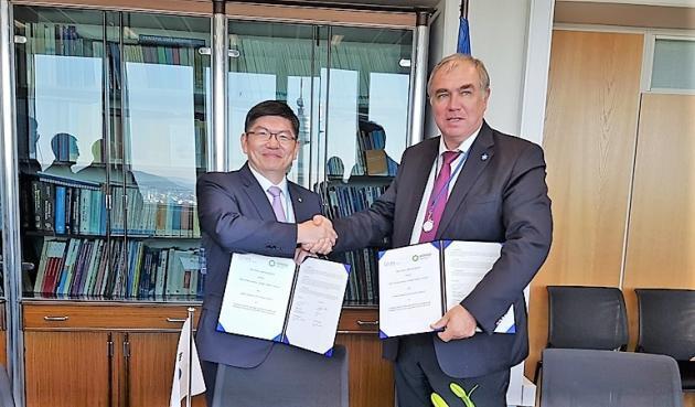 차성수 한국원자력환경공단 이사장(왼쪽)과 미하일 추다코프(Mikhail Chudakov) IAEA 원자력에너지부 사무차장이 업무협약 연장에 합의하고, 협정서를 교환하고 있다.