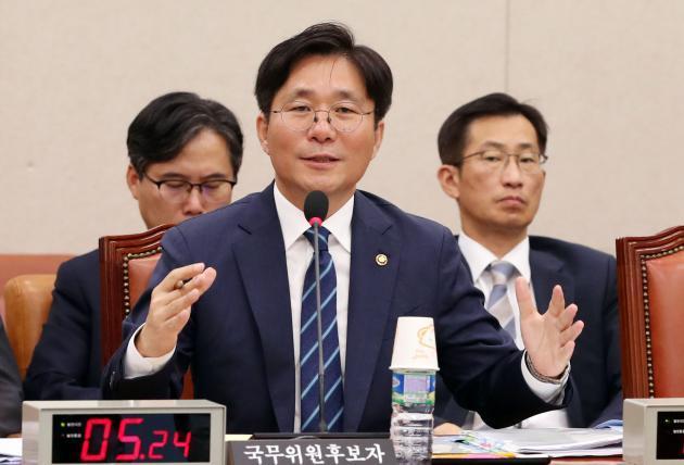 성윤모 산업통상잔원부 장관 후보자가 19일 국회 청문회에서 의원들 질의에 답하고 있다.
