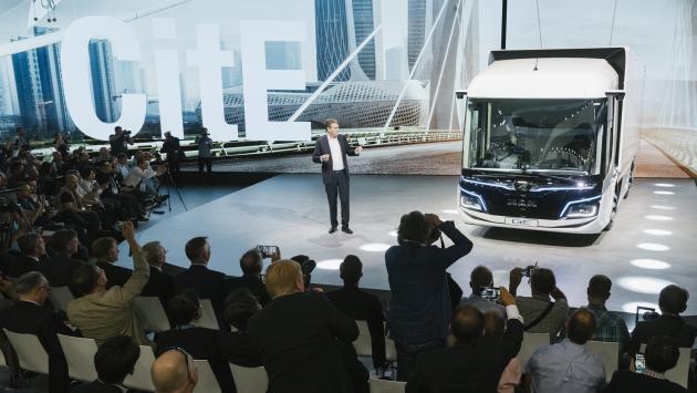 요아킴 드리스 만트럭버스 최고경영자(CEO)가 IAA 2018에서 도심형 순수 전기트럭 ‘시티’를 소개하고 있다. 사진=만트럭버스 제공