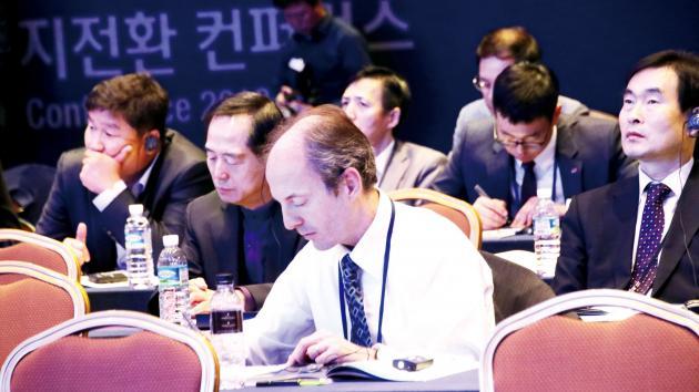 4일 서울 코엑스에서 산업통상자원부가 주최한 '2018 대한민국 에너지전환 컨퍼러스'에서 참석자들이 기조연설을 듣고 있다.