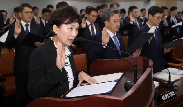 10일 정부세종청사에서 열린 국토부 국정감사에서 김현미 국토교통부 장관이 증인선서를 하고 있다.
