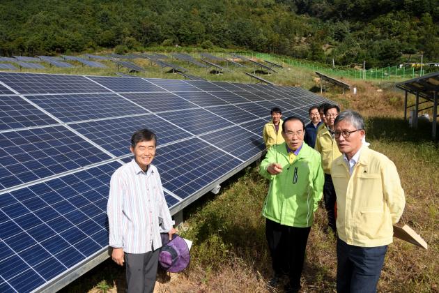 10일 김재현(오른쪽 첫번째) 산림청장이 충북 보은군에 위치한 태양광발전사업장을 찾아 보은군 관계자들과 함께 태양광 패널 설치·관리 상태를 점검하고 있다. 