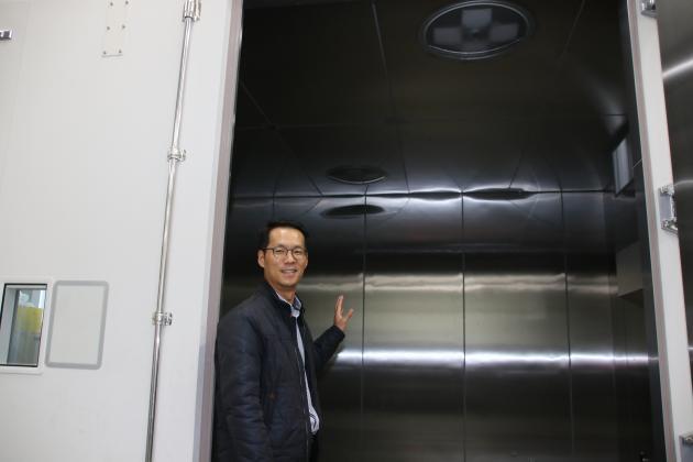 송상훈 KTL 산업표준본부 전기전자표준센터장이 10일 안산에 위치한 경기 분원 시험동에서 전력량계 신뢰성평가에 사용될 대형 룸 챔버 장비를 소개하고 있다.