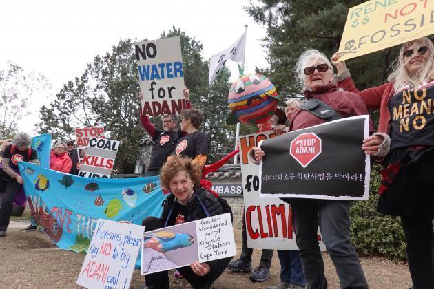 10일(현지시간) 호주 환경단체 마켓포스는 호주 한국 대사관 앞에서 아다니 카마이클(Adani Carmichael) 프로젝트와 관련한 한국 금융사의 투자를 반대하는 시위를 벌였다.