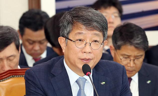 11일 국회에서 열린 국토교통위원회 국정감사에서 박상우 LH 사장이 의원들의 질의에 답하고 있다.