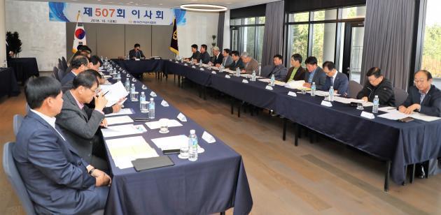 한국전기공사협회(회장 류재선)는 제주 난타호텔에서 ‘제507회 이사회’를 개최하고 협회 발전을 위한 임원들의 의견을 모았다.
