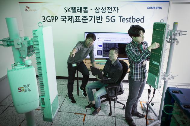 SK텔레콤과 삼성전자 연구원들이 15일 SK텔레콤 분당사옥 5G 테스트베드에서 3.5GHz 대역 5G상용 장비로 퍼스트콜(First call)을 시도하고 있다.