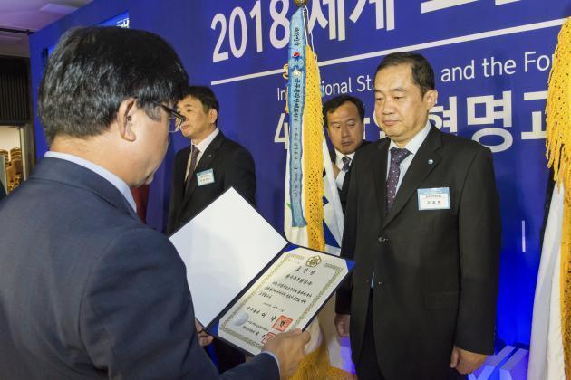 한국중부발전 김호빈 기술본부장이 2018년 세계표준의 날 국무총리표창을 수상하고 있다.