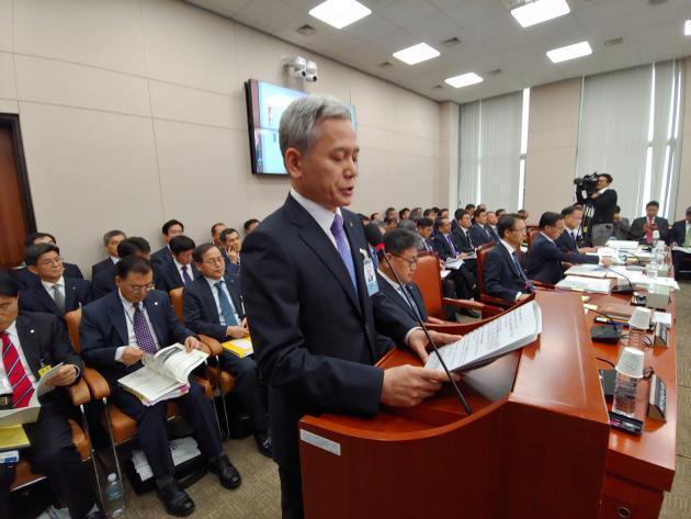 양수영 한국석유공사 사장이 15일 국회에서 열린 산자중기위 국감에서 업무를 보고하고 있다.