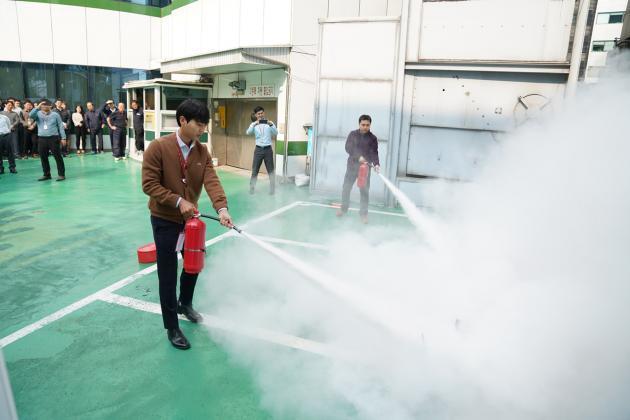 지난 15일 롯데건설 임직원들이 서울 잠원동 본사에서 화재 진압 훈련을 하고 있다.