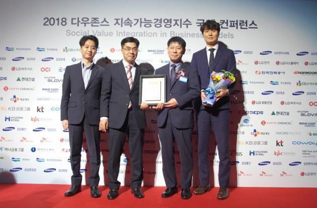 한전KPS 박정수 경영관리본부장(오른쪽에서 두 번째)과 직원들이 DJSI Korea 10년 연속 최우수기업 편입을 축하하며 기념촬영을 하고 있다.
