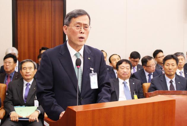 18일 국회에서 열린 산업통상자원중소벤처기업위원회의 국정감사에서 정재훈 한국수력원자력 사장이 업무보고를 하고 있다.