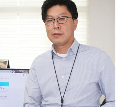 김경학 케빈랩 대표이사가 휴대폰과 컴퓨터 화면으로 회사가 개발한 에너지이용 분석서비스를 선보이고 있다  