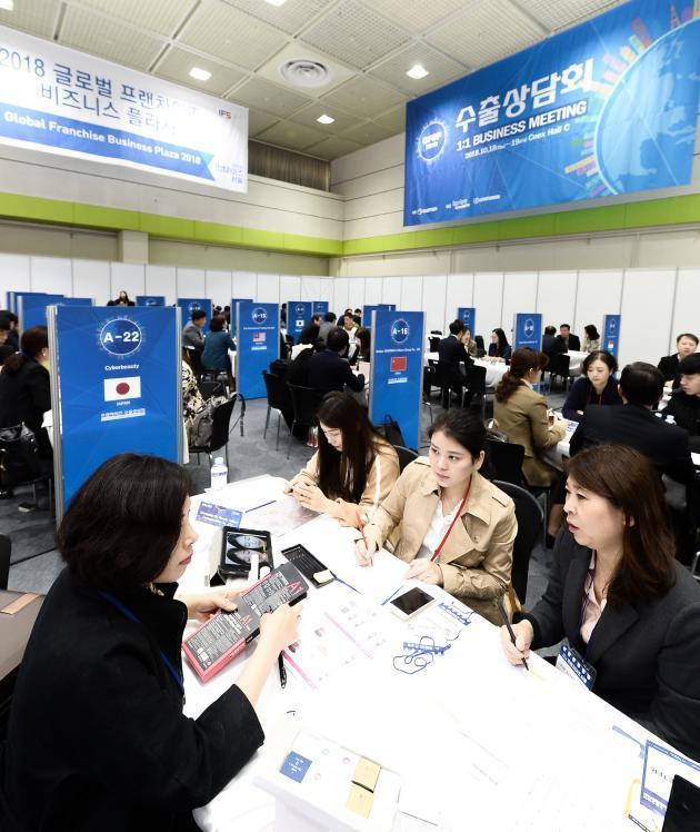 18일 서울 삼성동 코엑스에서 열린‘2018 글로벌 프랜차이즈 비즈니스 플라자 (GFBP2018)’의 1:1 비즈니스 상담회에서 국내 기업과 해외 기업이 상담을 하고 있다.