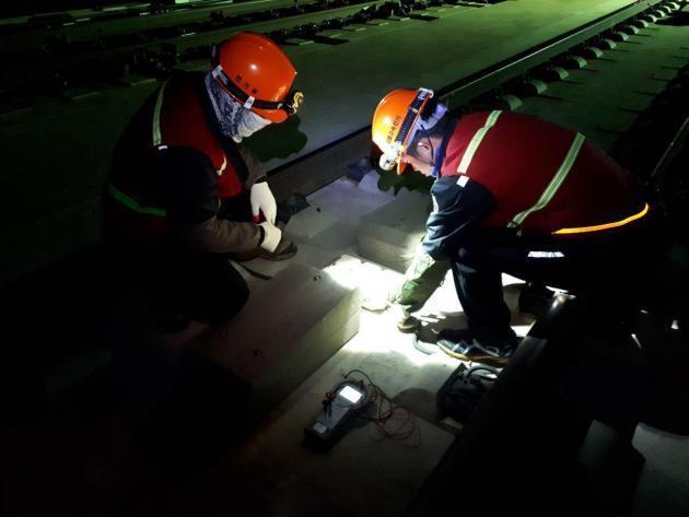 철도 전기분야 노동자들이 야간에 운행선 상에서 작업을 하고 있다(사진제공=전국철도노동조합).