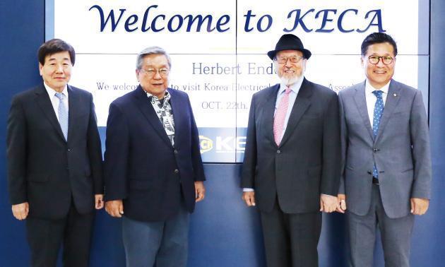 FAPECA창립 멤버인 Herbert Endo(왼쪽 두 번째)가 방문해 김영신 전임회장(왼쪽 세 번째), 류재선 회장(왼쪽 네 번째)와 함께 기념촬영을 하고 있다.
