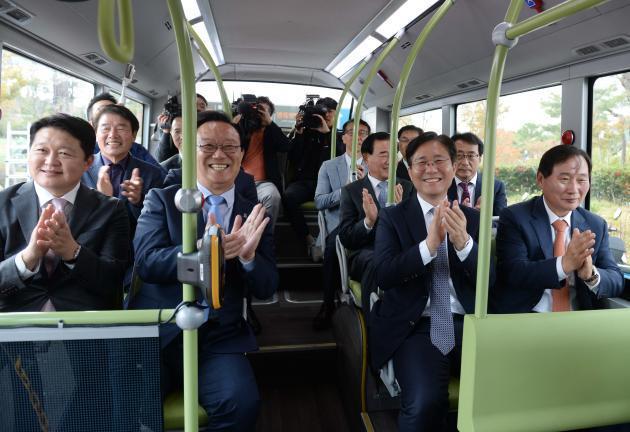 울산 수소버스 시범사업 행사에 참여한 성윤모 산업부장관(앞줄 왼쪽 두번째)을 비롯한 관계자들이 수소버스를 시승하고 있다. 