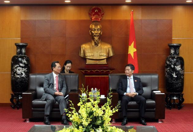김종갑 한국전력 사장(왼쪽)은 지난 22일 베트남 하노이에서 쩐 뚜언 아잉 산업통상부 장관을 만나 올해 7월 착공한 베트남 발전사업 등 전력사업에 대한 상호 협력방안을 논의했다.
