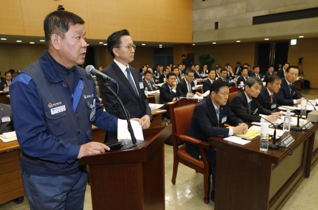 최종(왼쪽) 한국지엠 부사장과 임한택 금속노조 한국지엠지부장이 국감에서 질의에 답변하고 있다. 