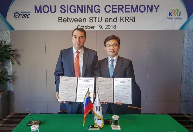 나희승 한국철도기술연구원장(오른쪽)과 마나코프 러시아 시베리아교통대 총장은 19일 양 기관의 철도 연구개발 및 기술협력을 위한 협약을 체결했다.