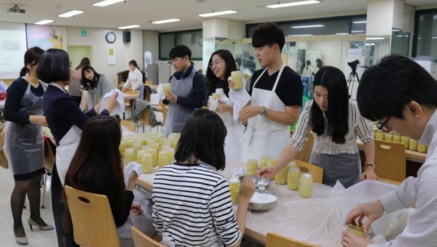 서울에너지공사 임직원들이 지역어르신을 위한 '레몬생강청 만들기'를 하고 있다