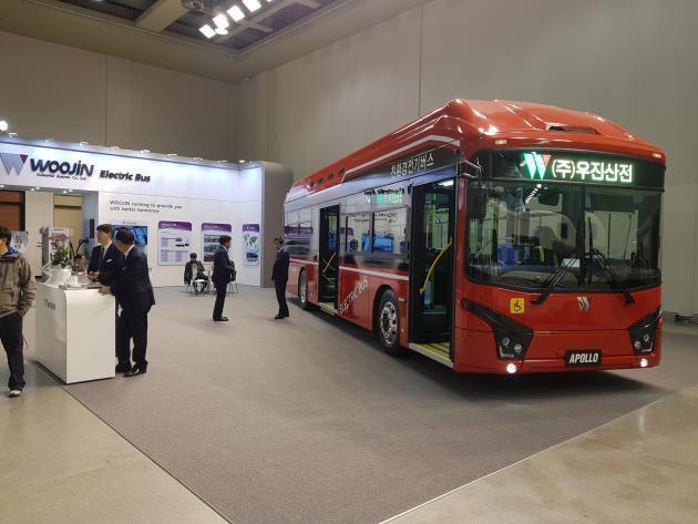 우진산전이 DIFA 2018에서 급속 충전식 저상 전기버스 ‘아폴로 1100’을 전시했다.