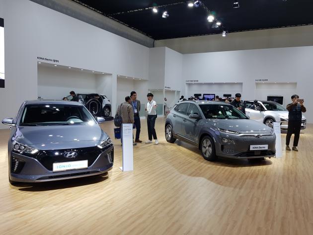 현대차가 대구 국제 미래자동차 엑스포(DIFA) 2018에서 아이오닉EV와 코나EV를 전시했다.