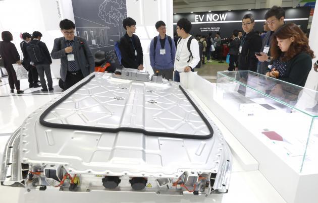 지난달 10일 코엑스에서 열린 ‘에너지 플러스 2018’ 통합 전시회에서 LG화학의 차세대 차량용 배터리셀이 전시되고 있다.