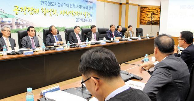 6일 서울 전기공사공제조합에서 열린 ‘한국철도시설공단 2018년 하반기 협력사 간담회’에서 공단 임직원과 협력사 대표들이 업계 애로사항에 대해 논의하고 있다.