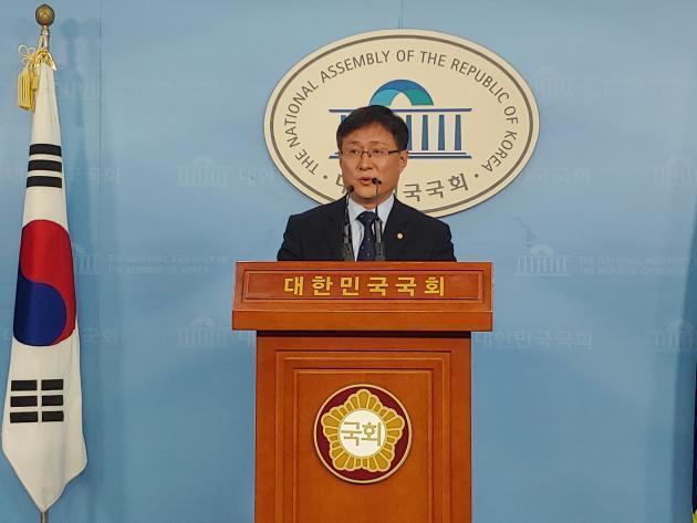 김성환 의원이 6일 국회에서 에너지전환지원센터 개소를 알리는 기자회견을 진행하고 있다.