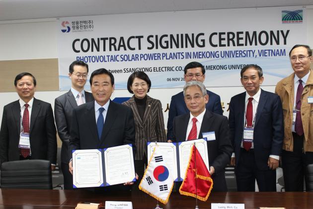 강철수 쌍용전력 대표(왼쪽)와 루옹 꾸 메콩대 총장이 태양광발전사업 계약을 맺은 뒤 포즈를 취하고 있다. 