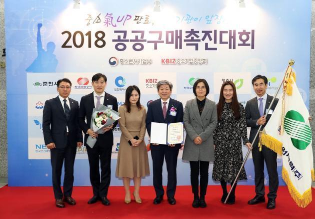 한수원이 7일 '2018 공공구매 촉진대회'에서 공공구매 우수기관으로 선정돼 대통령 표창을 수상했다.
