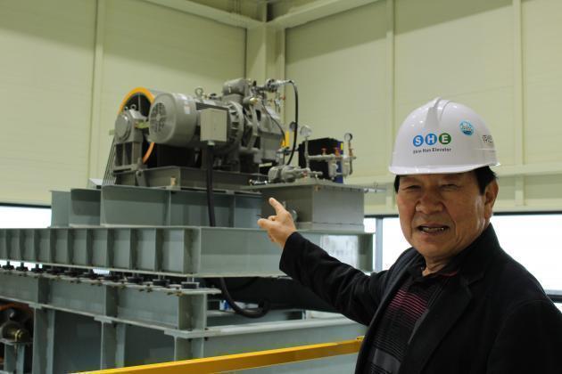 음한욱 신한엘리베이터 대표가 7일 김포에 위치한 생산공장에서 30t용 화물승강기의 대형 기계실을 소개하고 있다. 