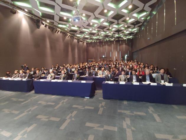 ‘제6회 광해방지 국제심포지엄’ 참석자들이 내외귀빈 축사를 듣고 있다. 이날 축사는 한국어·영어 동시통역서비스가 제공됐다.