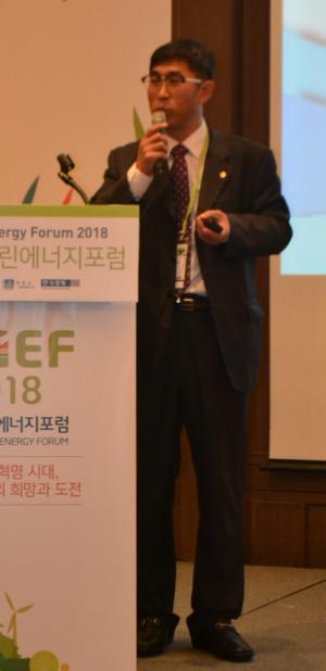 정재용 세한에너지 상무가 '몽골 에너지자립마을 조성사업'에 대해 설명하고 있다